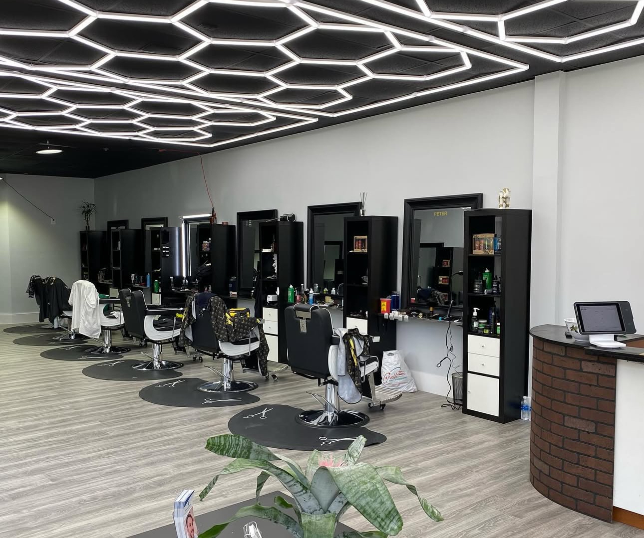 Exterior of Mainstreet Barbershop